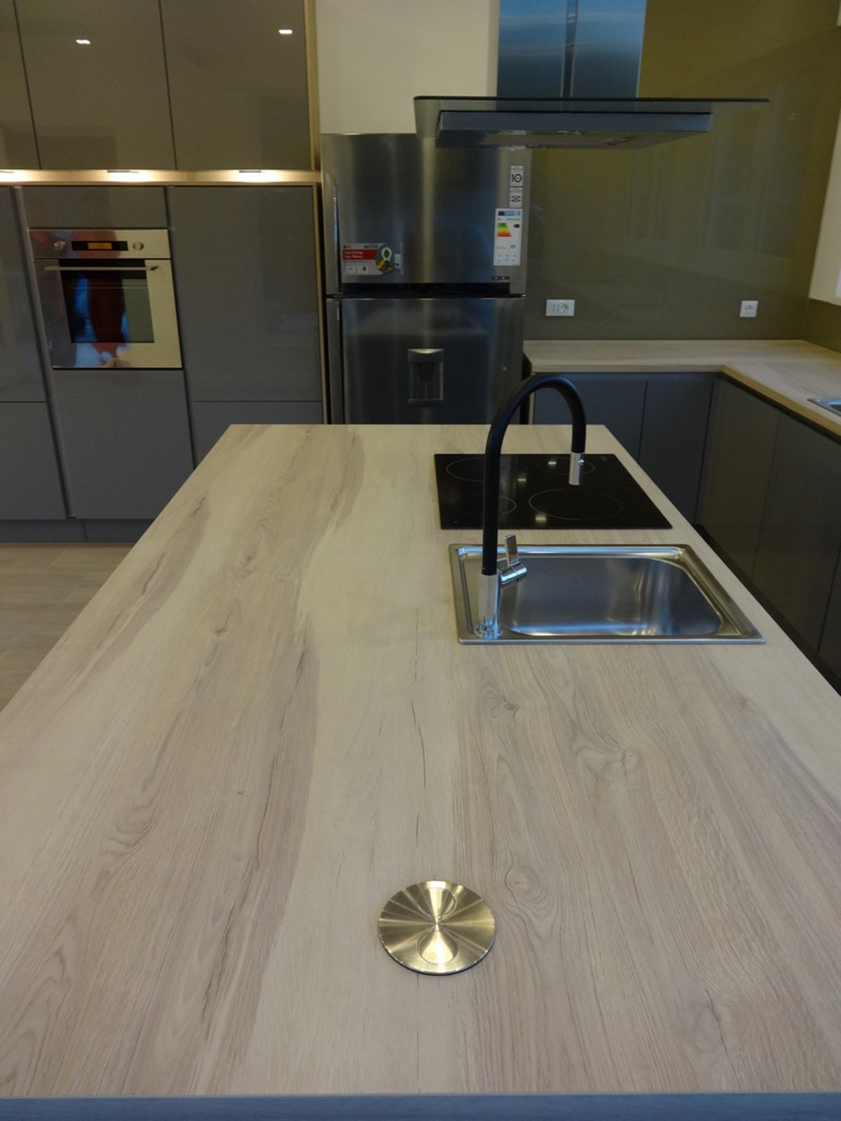 Referință - Bucătărie modernă Kuechentreff Focus - Gri mineral / Stejar Plank 