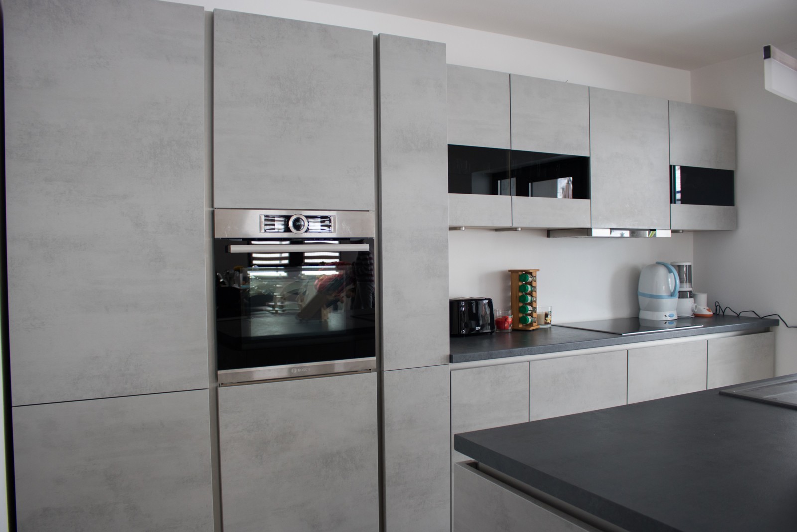 Referință - Bucătărie modernă Kuechentreff Riva - Beton gri / Oxid decor 