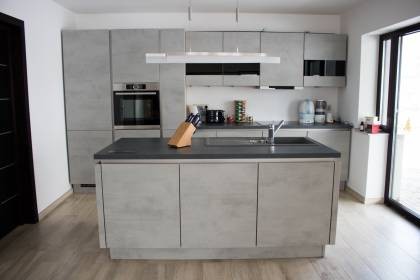 Referință - Bucătărie modernă Kuechentreff Riva - Beton gri / Oxid decor