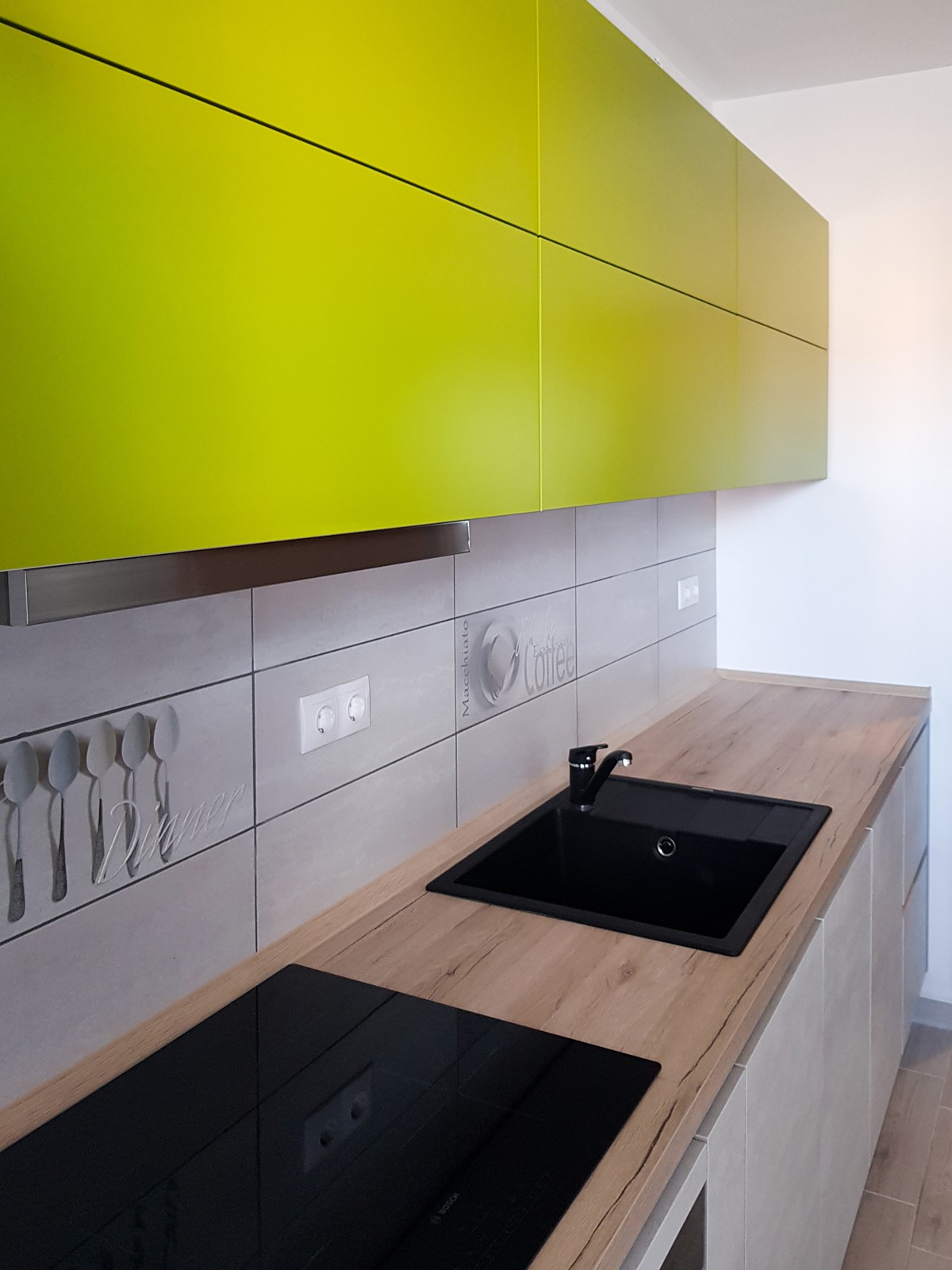 Referință - Bucătărie modernă Kuechentreff Riva - Beton alb / Verde ferigă 