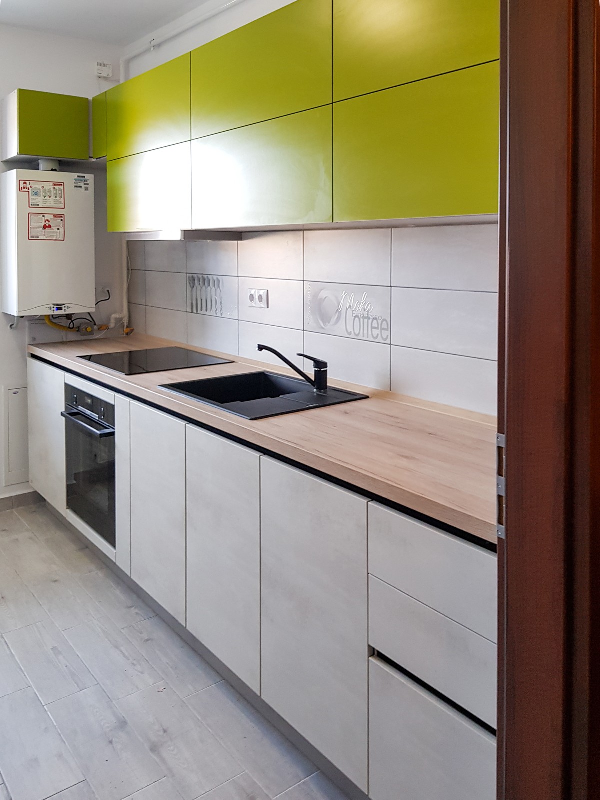 Referință - Bucătărie modernă Kuechentreff Riva - Beton alb / Verde ferigă 